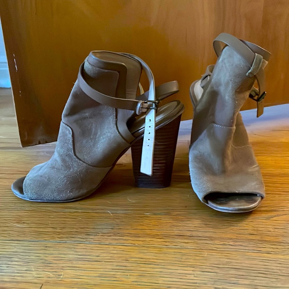 Beige/Gray Joe’s block heel peep toe summer booties